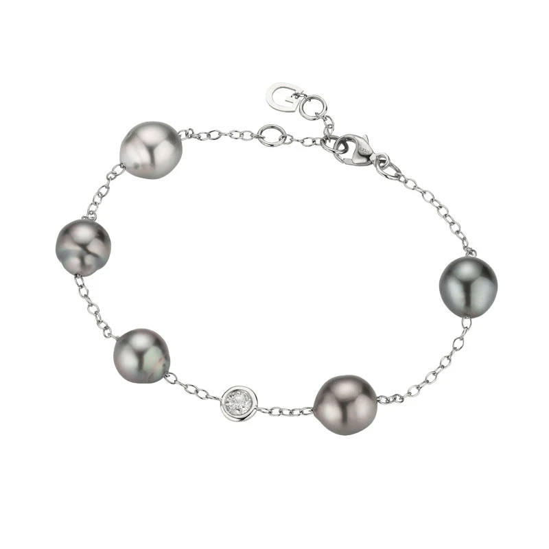 Silbernes Armband mit verschieden großen Perlen