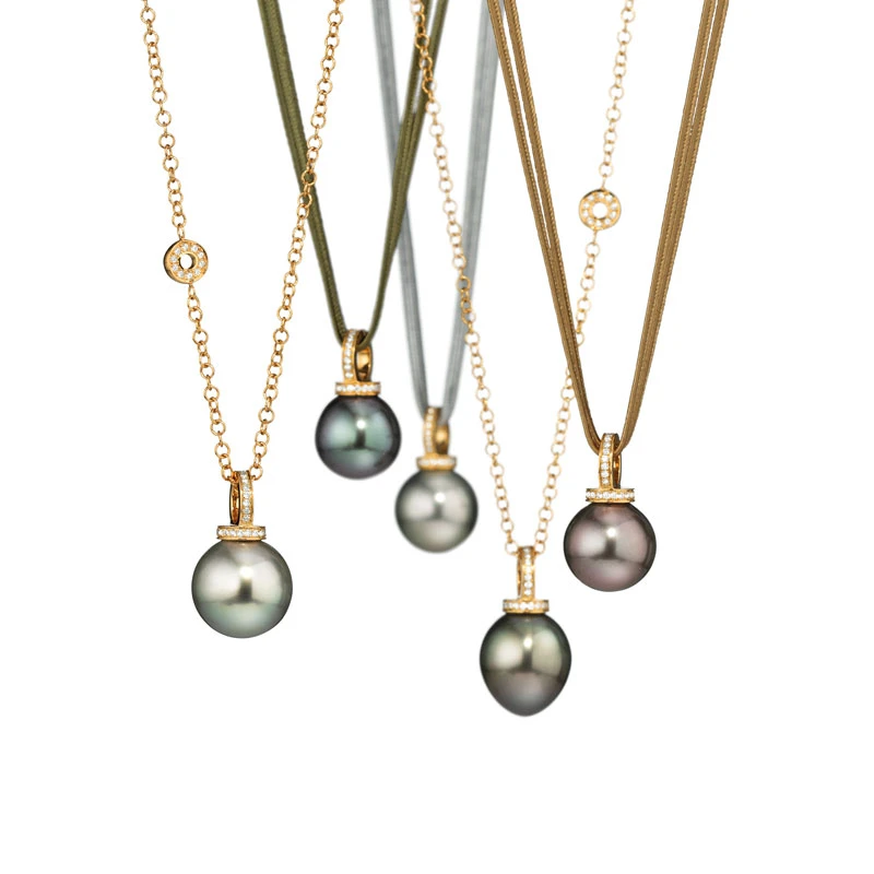 fünf Perlenketten mit verschiedenen Halsketten und verschiedenfarbigen Perlen