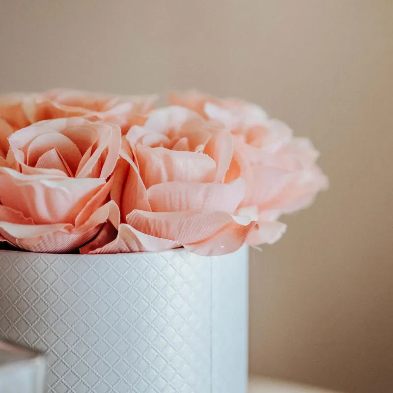 Zartrosane Rosen in einer Box