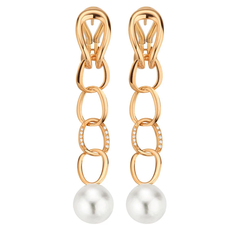 Ohrringe mit goldenen Anhängern und Perlen