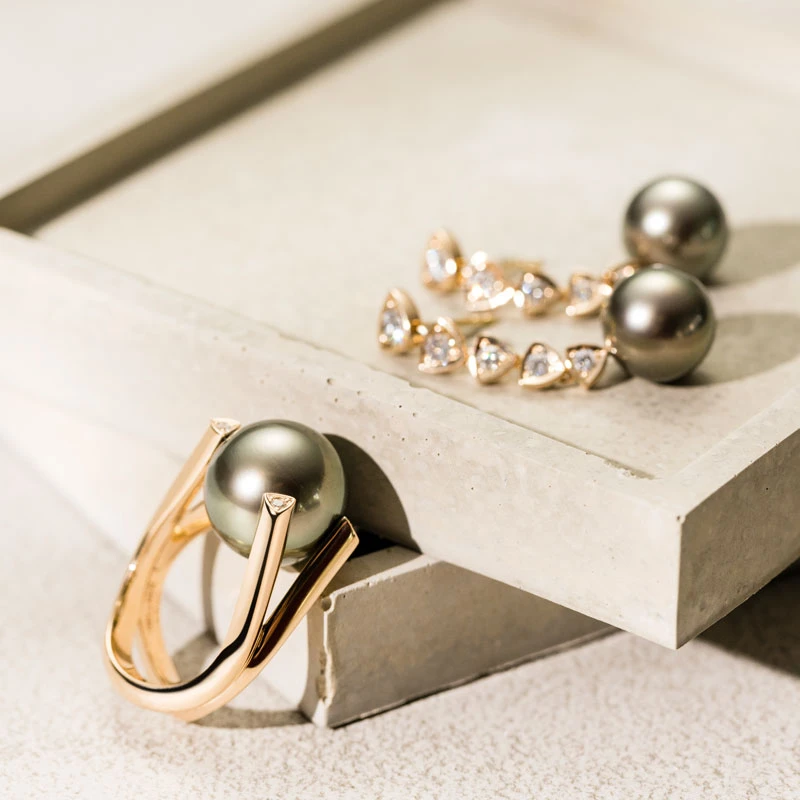 Set bestehend aus einem Ring und Ohrringen in Gold mit grünen Perlen